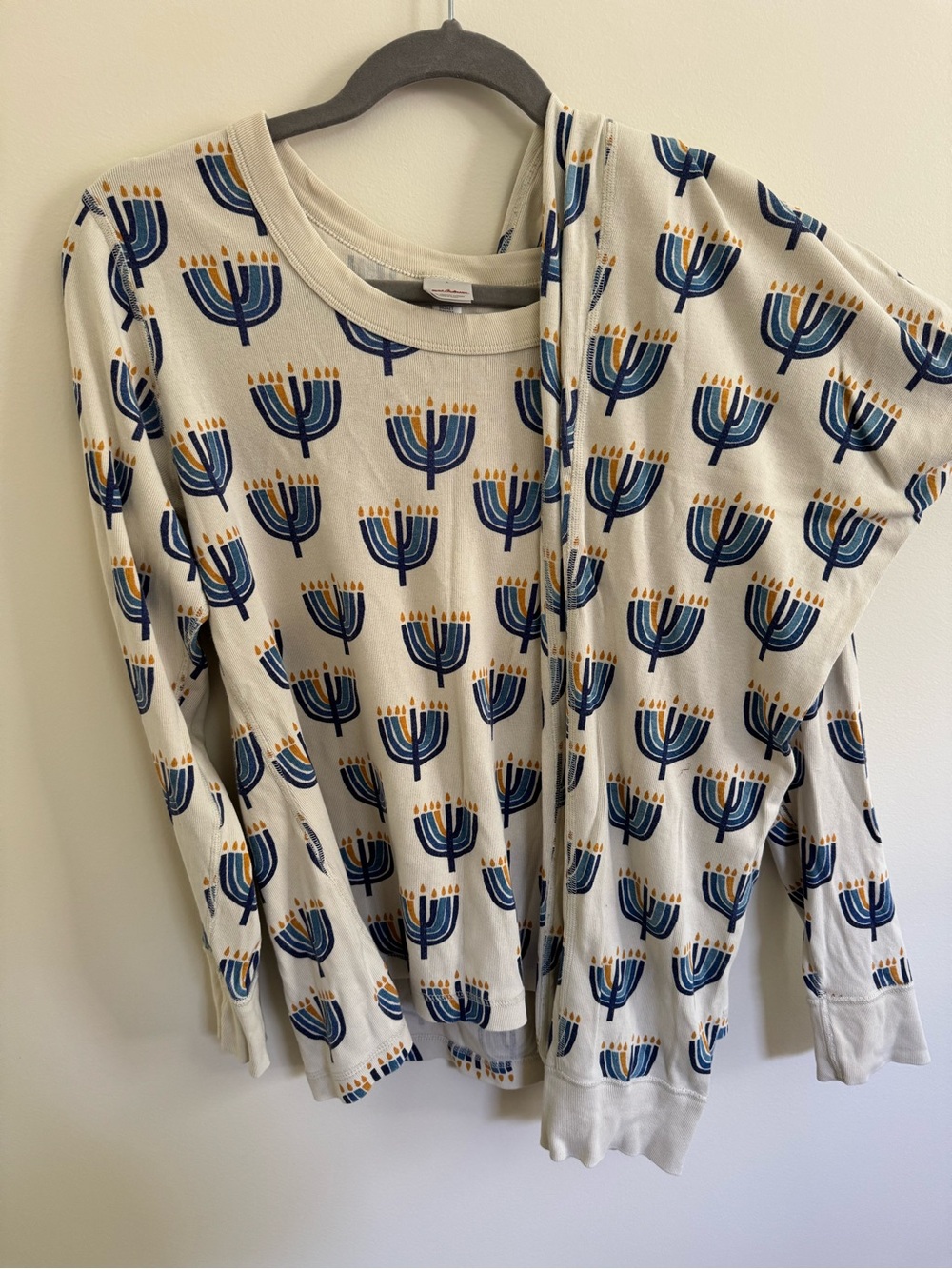 Hanna Andersson Cream Pajama Set with Navy and Gold Menorah Print